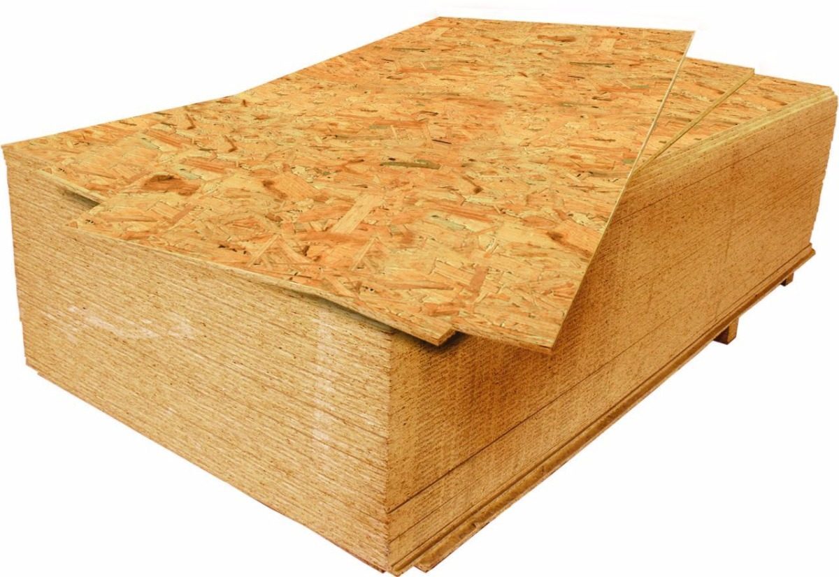 Láminas de madera prensada osb apiladas en materiales de construcción de  tiendas